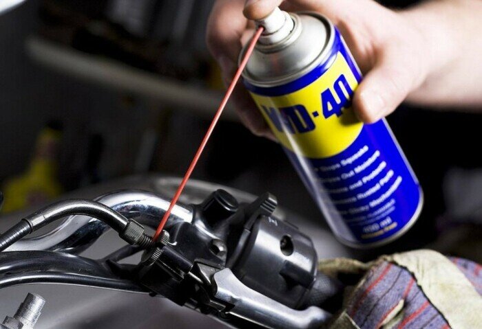 Не счесть количество «полезных советов» на просторах интернета, которые дают друг другу водители по поводу способов применения смазки WD-40. При этом далеко не каждый, читая очередную порцию рекомендаций такого рода, задумывается над тем, что в действительности почти всё, что ему «присоветовали» на самом деле может относиться к категории «вредных», а то и вовсе откровенно «вредительских» советов. Разберем же несколько популярных заблуждений по поводу WD-40.