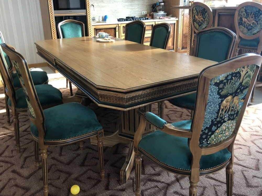 резной погонаж на царге стола.