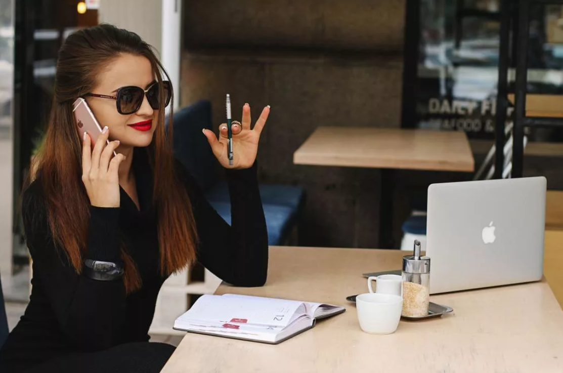 менеджер блоггера вакансии. менеджер блоггера вакансии. профессия блоггера менеджер. сотрудничество с блогерами. бизнес ноутбук.