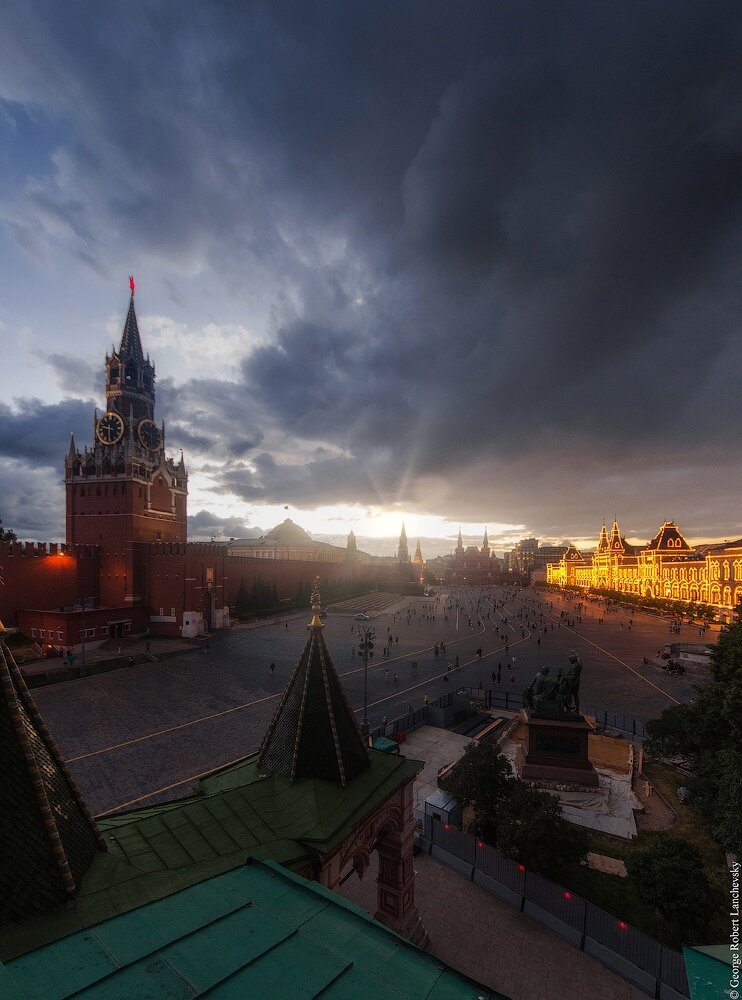 Вид с крыши Храма Василия Блаженного на Красную площадь.