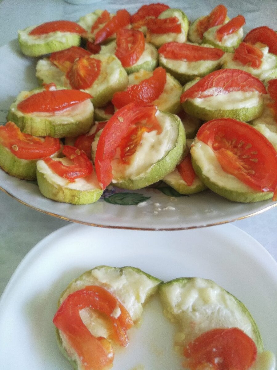 Запечённые в духовке кабачки - вкусный салат-закуска.