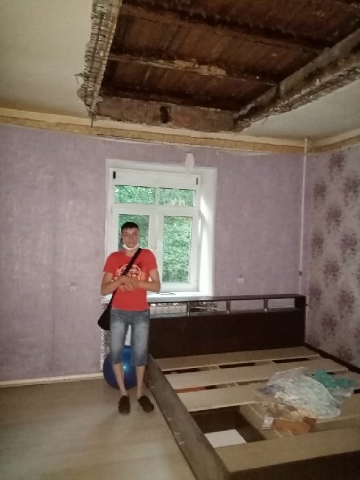 Обрушившийся потолок в квартире дома №4 по Новому шоссе. Источник: ВК-страница К. Врански