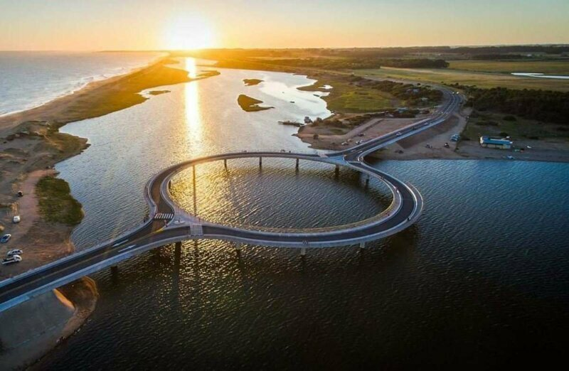 В наше время мосты строят не только с практичной, но и эстетической стороны. Отличный пример - мост в Уругвае. Он отличается тем, что в отличие от большинства других мостов, не прямой, а круглый.-2
