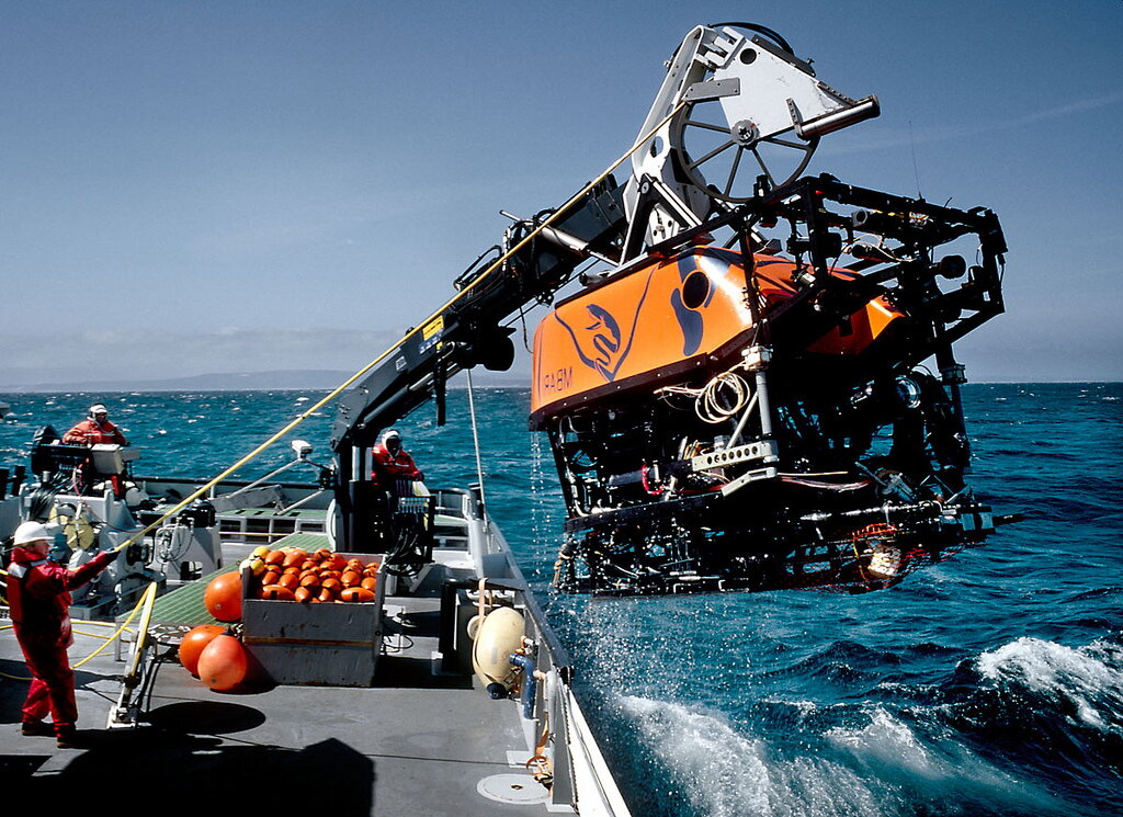 Изучение дна мирового океана. Глубоководный робот ROV Kiel 6000. Исследователи океана. Глубоководный Батискаф. Научные исследования в океане.