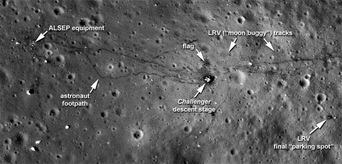 Место высадки Аполлон-17, снятое АМС LRO. На нем виднеется следы от багги, следы астронавтов, оставшееся оборудование