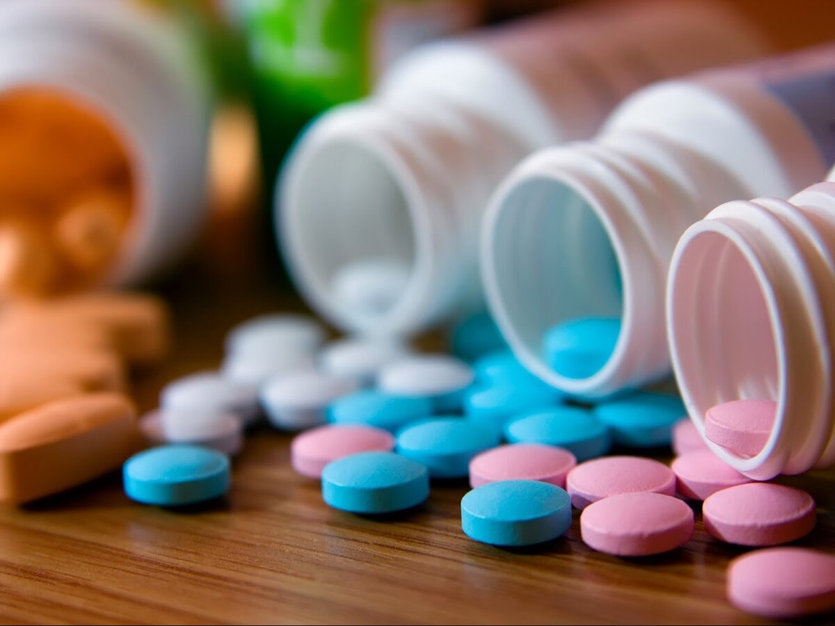 Красота за копейки: 10 аптечных средств, которые помогут тебе сэкономить. Иногда очень дешевое и доступное в любой аптеке средство срабатывает лучше, чем супердорогой крем. Эти средства выручат тебя в трудной ситуации. Тем более , что уже не секрет, что иностранные фирмы закупают наши препараты и потом разбавляя их и упаковывая в красивую обертку преподносят нам в три а то и четыре раза дороже. Как например с нашим , знакомым с детства детским кремом, который есть в составе многих элитных кремов.