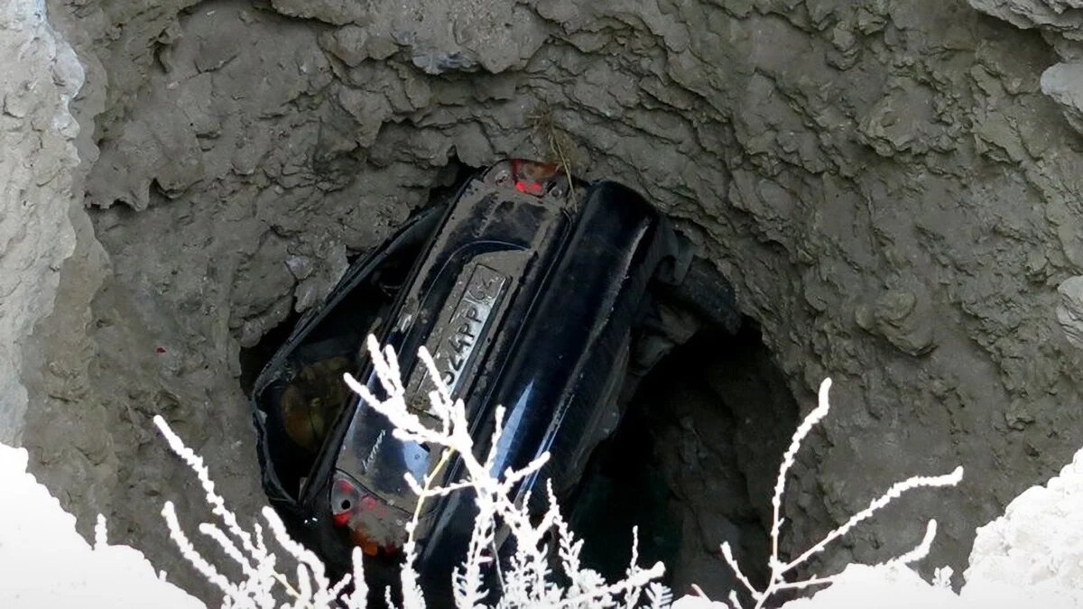 Мухосранск мем. Женщина провалилась в мусоропровод. Город который застрял. Город который застрял. Женщина провалилась в мусоропровод.