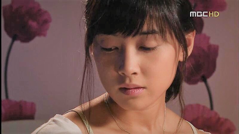 Но начать конечно надо с Ари. Ари, которая два года живет как во сне и согревается лишь воспоминаниями о коротком романе с Ли Су Хёном, который умер в этом мире, но не умер в ее сердце. Ощущение такое, что без него она почти нашла некое душевное равновесие. Забывается в работе, а вспоминать приходит в ресторан "Таиланд". Но с некоторых пор ее тут регулярно достаёт Мин Ги. На Ари вообще вдруг все резко (и грубо) начинают давить. Мин Ги орёт на нее из-за часов Су Хёна, мол не надо носить вещи мертвеца. Аджосси в ресторане тоже рассказывает притчи про застывшее время. Приемный отец неутомим в устройстве слепых свиданий. Они все думают, что Ари живёт вполсилы и вряд ли когда поймут, что только сохраняя Су Хёна в сердце она чувствует себя наполненной. Но капля камень долбит. В один день Ари (исключительно под давлением) решает предпринять попытку забыть покойника. Символом начала новой жизни должны стать часы, которые ей дарит Мин Ги с намёком - наденешь, когда будешь готова. Ари долго сидит на кровати в своей комнате и смотрит на часы Су Хёна, положив рядом часы Мин Ги, пытась понять есть ли у нее силы сделать выбор. По мне так нет. Но она идёт по пути соблюдения неких внешних ритуалов. Люди любят ритуалы, они их успокаивают. Мин Ги, например, успокаивается, когда Ари надевает его часы, предварительно оставив часы Су Хёна на могиле. Но вряд ли он понимает, что Ари в этот момент далеко не спокойна. Да что там говорить. У нее такое выражение лица будто она совершает измену. 