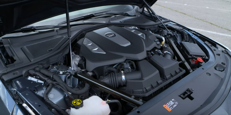 Подкапотное пространство, вид с правой части кузова.