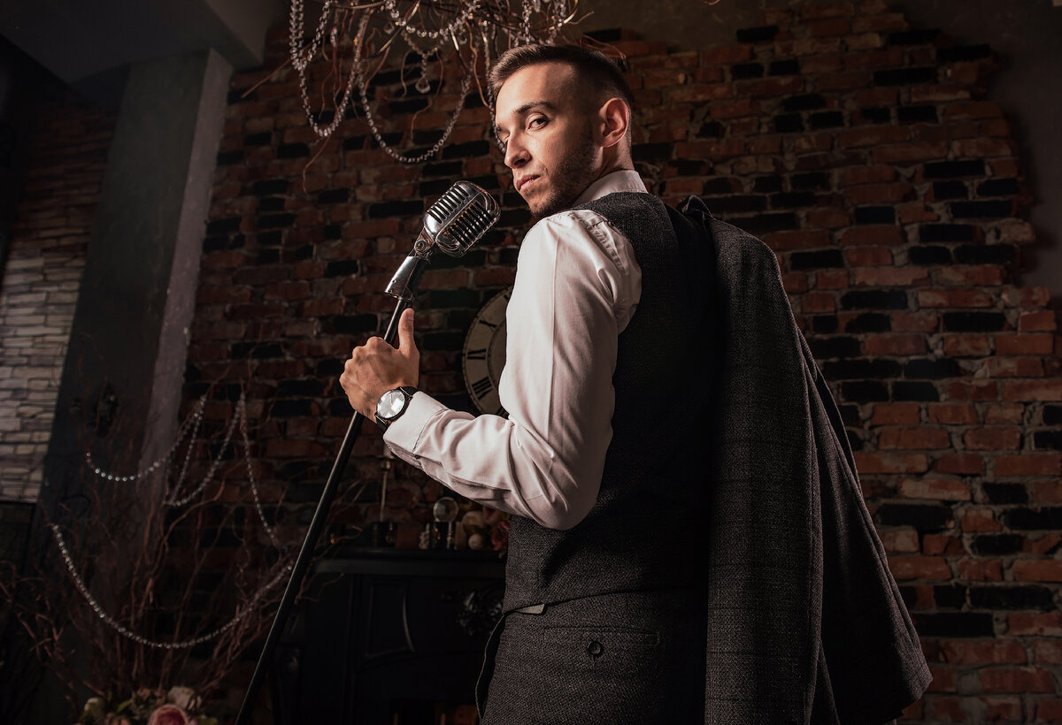 Съёмки на белом фоне уже ассоциируются с дешёвыми товарами на торговых онлайн площадках, дорогое и эксклюзивное снимают на тёмных фонах.