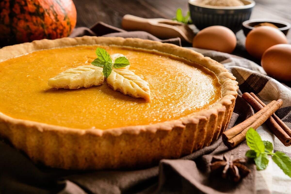 Как испечь пирог из тыквы. Американский тыквенный пирог. Тыквенный пирог Pumpkin pie. Американский пирог с тыквой. Тыквенный пирог на день Благодарения.