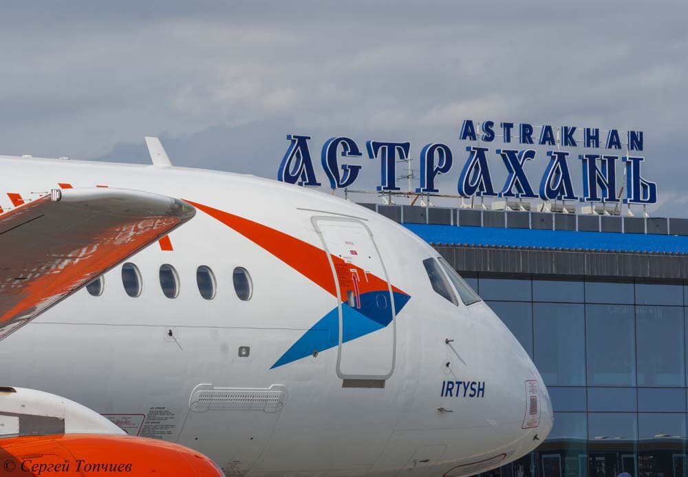 Вот такой вид на здание аэропорта