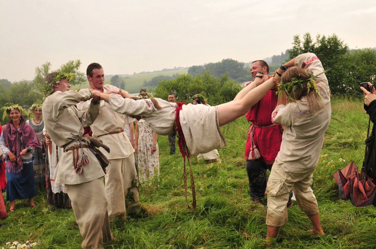 Трудно понять, что именно происходит на фото. Возможно, фигуру девушки пытаются сложить в букву "Юс Большой" из глаголицы (см далее алфавит)