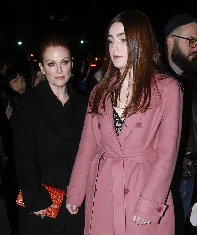 Дочери Джулианны Мур достались от мамы невероятные рыжие волосы и милые щечки.