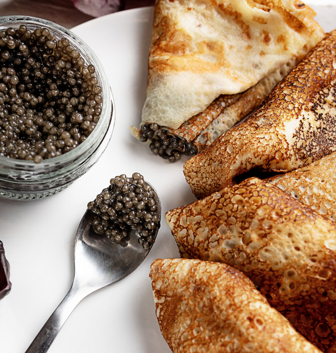 Традиционное русское блюдо - блины с черной икрой 