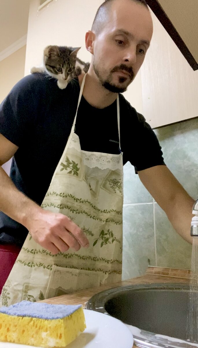 На этой фотографии Симба сообщает мне, что воду нужно сделать погорячее