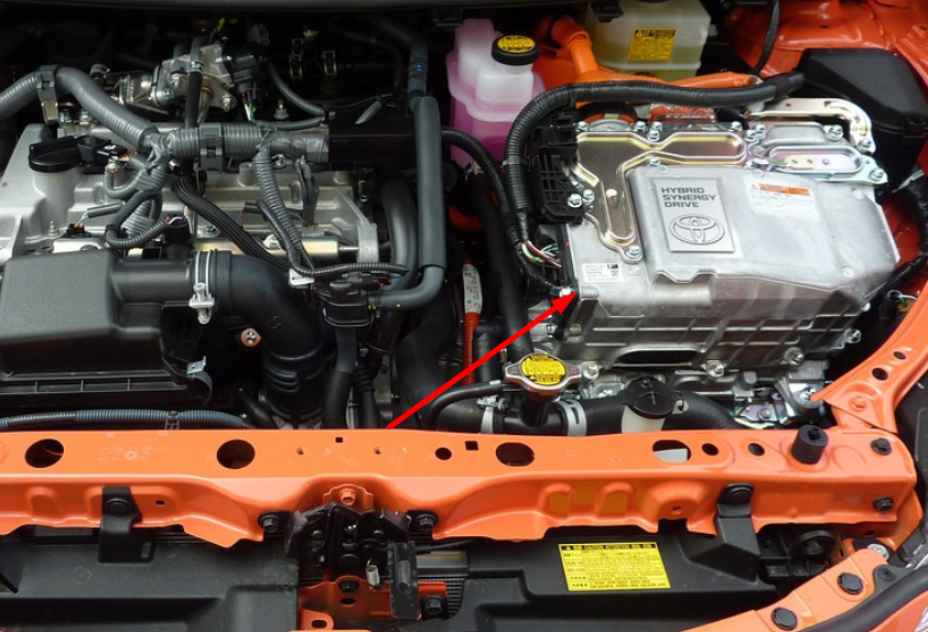 Даже у гибрида аккумулятор занимает половину подкапотного пространства 