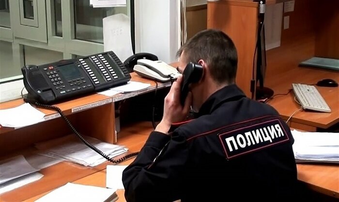 Полицейский никому из фигурантов дела не звонит, он может принять звонок в дежурке, как на этой фотографии