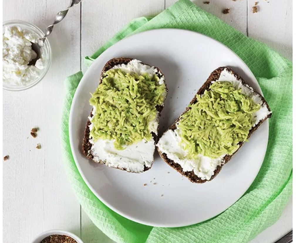 хлебцы с авокадо. хлебцы с творожным сыром. авокадо бутеры с авокадо. хлебец с авокадо и семгой. хлебцы с творожным сыром и авокадо.