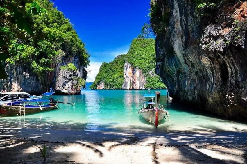 Таиланд - великолепная туристическая страна, полная чудес и красот. Пандемия серьезно подкосила поток туристов сюда, но в настоящий момент Тайланд доступен для туристов из стран СНГ.
