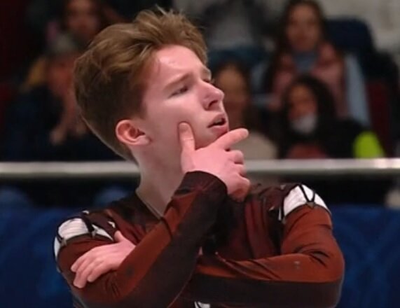 Андрей Мозалев занял 3 место на Чемпионате России по фигурному катанию, но его не пустили на Чемпионат Европы-2022. Источник скриншота- Первый канал youtube 