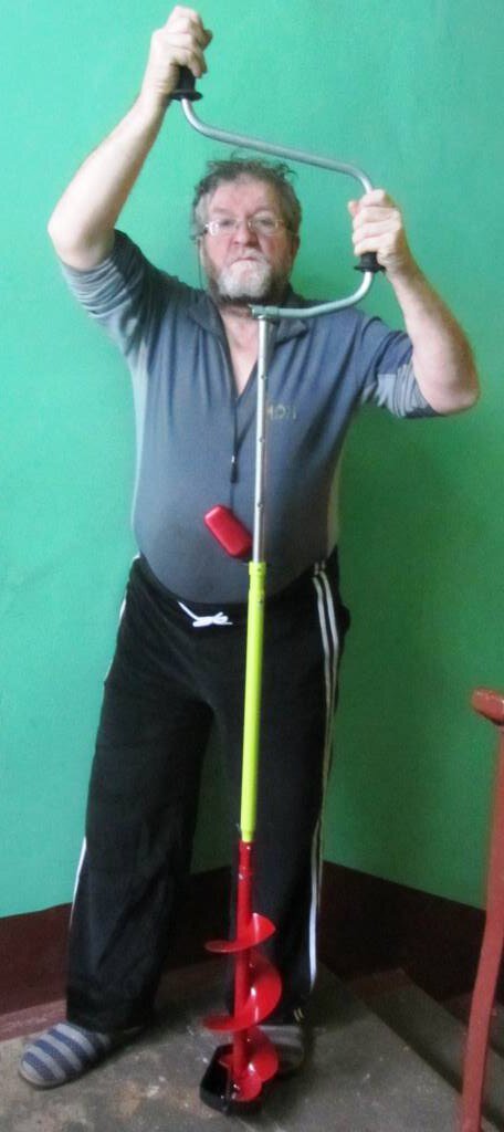 .Всё хорошо было в Лен области. В первую рыбалку я пробурил с перерывами около 30 лунок диаметром 110мм на льду толщиной в 30 см - никаких проблем при морозе -5С. 1 минута - лунка. Для меня старого, ленивого и пузатого это здорово! Позже на клёвой лунке я ставил шнек 150мм и разбуривал её пошире чтоб дольше не замерзала.