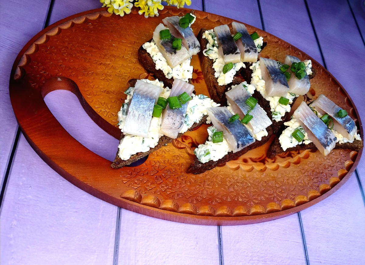 Без фирменных бутербродов "Мировой закусон" моей сестры у нас ни один праздник не обходится (не раскисают, съедаются первыми )