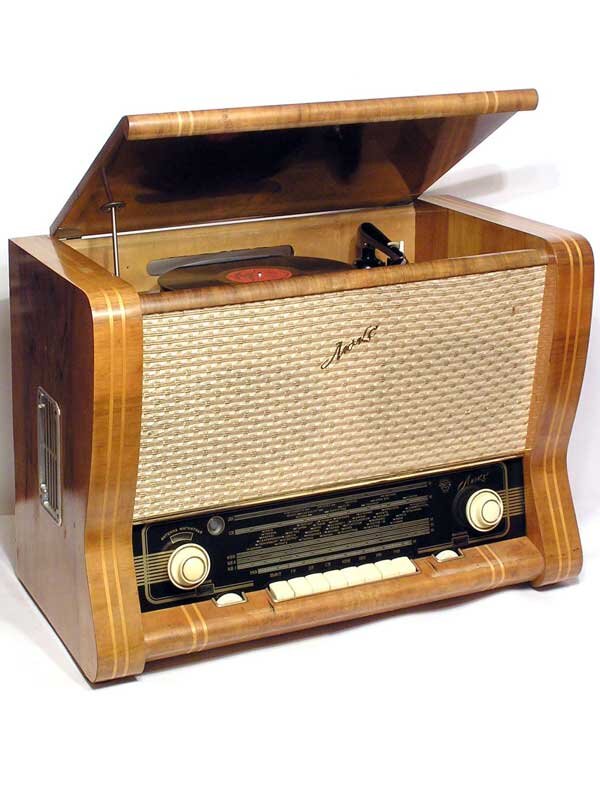 Если у вас имеются подобные агрегаты, то наша антикварная лака «Ретро Мир» готова приобрести ламповые радиолы, которые могли затеряться где-то у вас на полках. Вы можете получить за них неплохие деньги, особенно если вы не пользуйтесь этим старинным предметом советской истории.