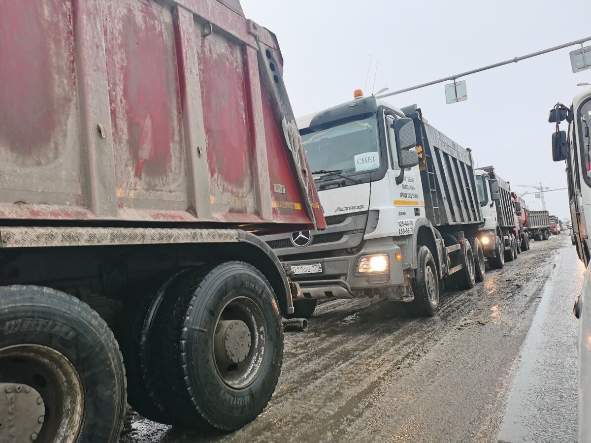 Власти наконец-то решили заняться уборкой снега. Его вывозят так активно, что из самосвалов образуются пробки.