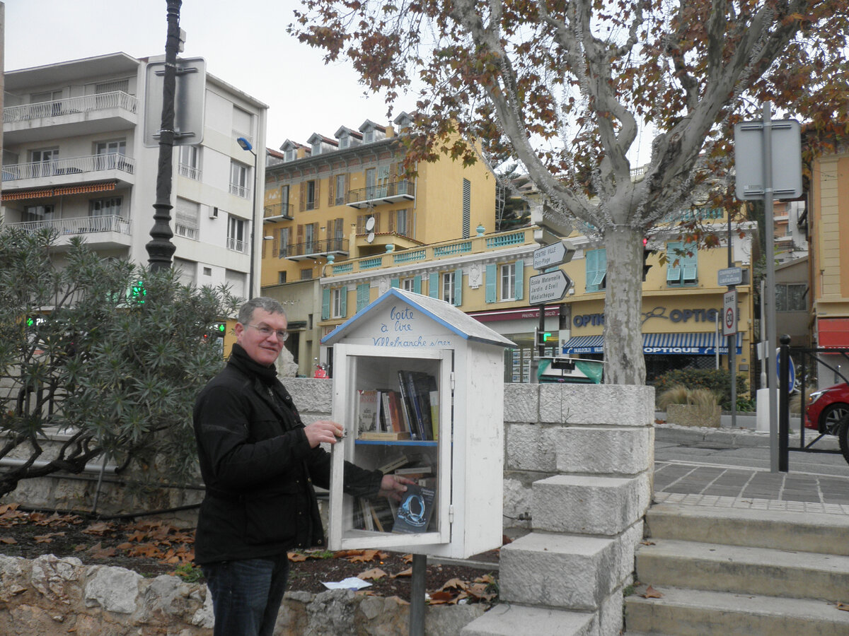 Книжный шкафчик в Вильфранше. Фото авторское ©AzurevaMarinaBOOKS