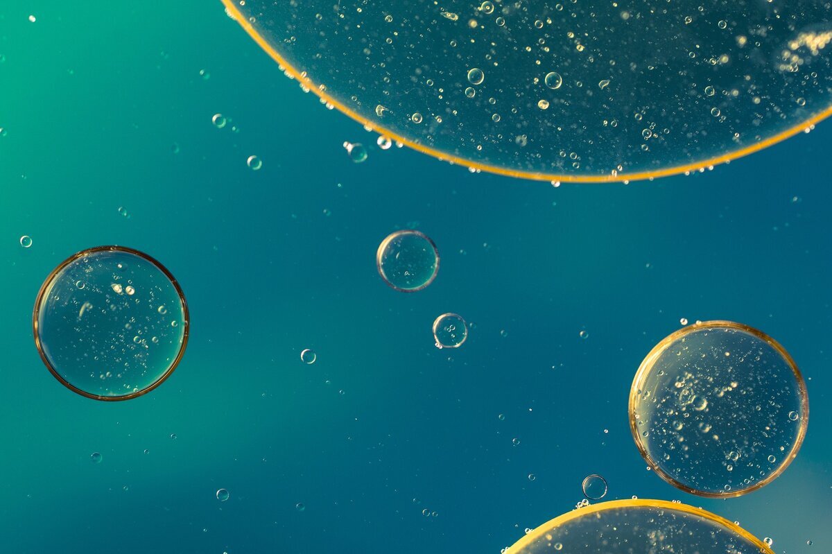 Капли масла на поверхности воды | Изображение A_Different_Perspective с сайта Pixabay