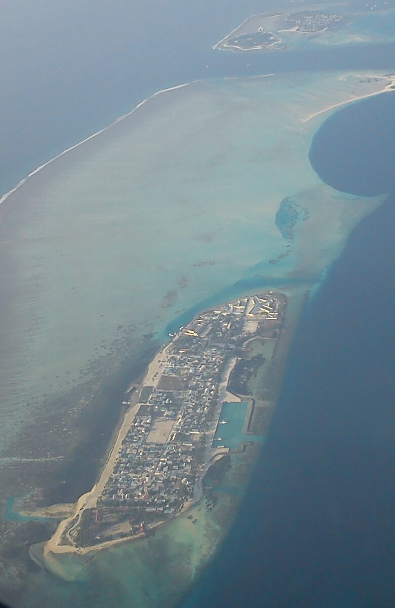 Fig. 01. Maldives, plane reduction over Maafushi atoll before landing in “Hulhule” airport.