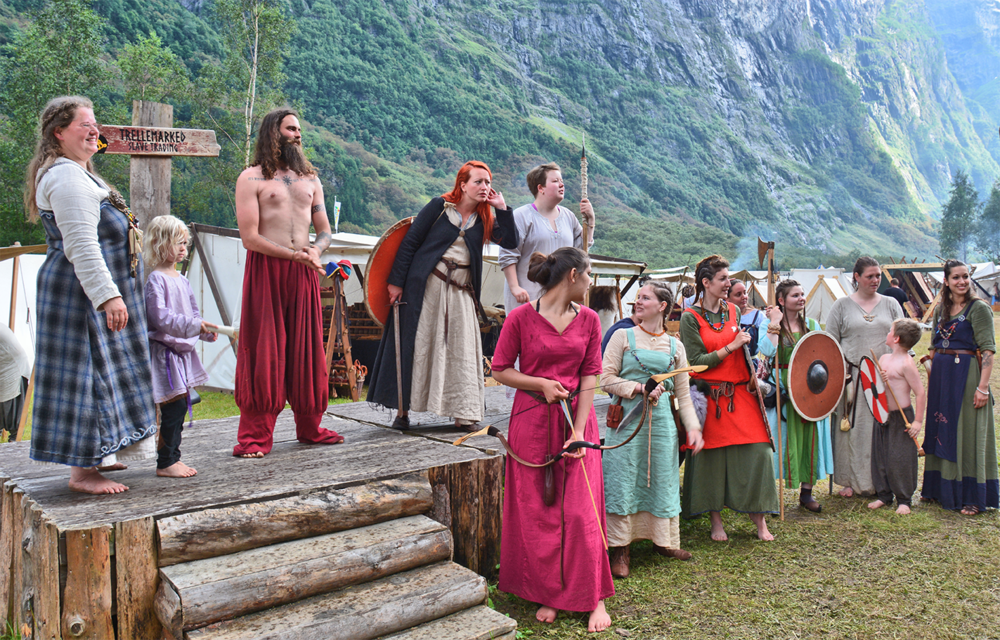 Песнь норвегии. Гудванген деревня викингов. Деревня викингов нерёй-Фьорд. Деревня викингов ньярдархайм. Норвегия в эпоху викингов.