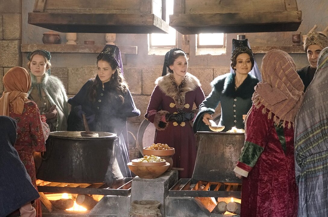 Благотворительный обед, организованный Кесем Султан. Кадры из сериала Великолепный век. Империя Кесем