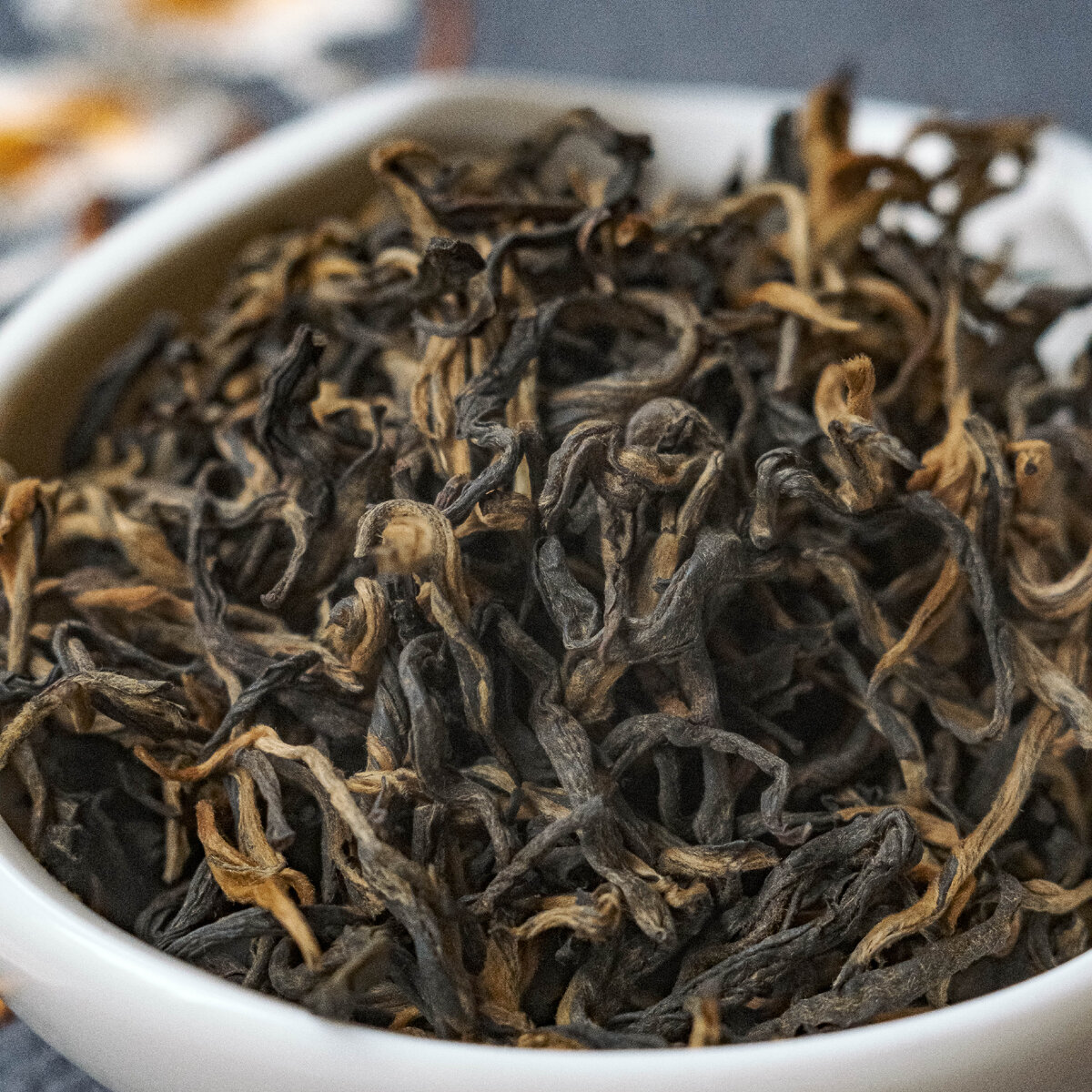 Дянь Хун высокого стандарта качества: пушистая почка + 2 листа.