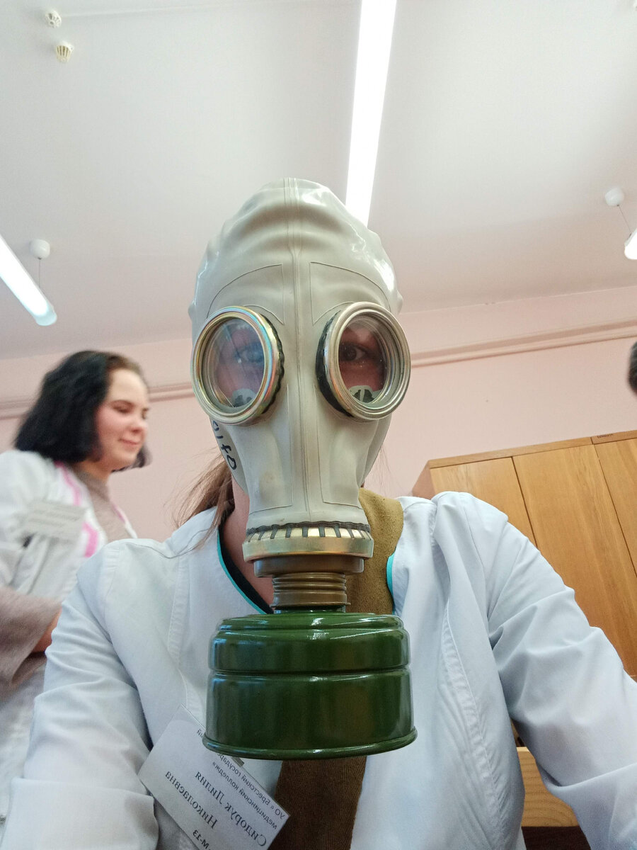 Учились надевать противогаз 