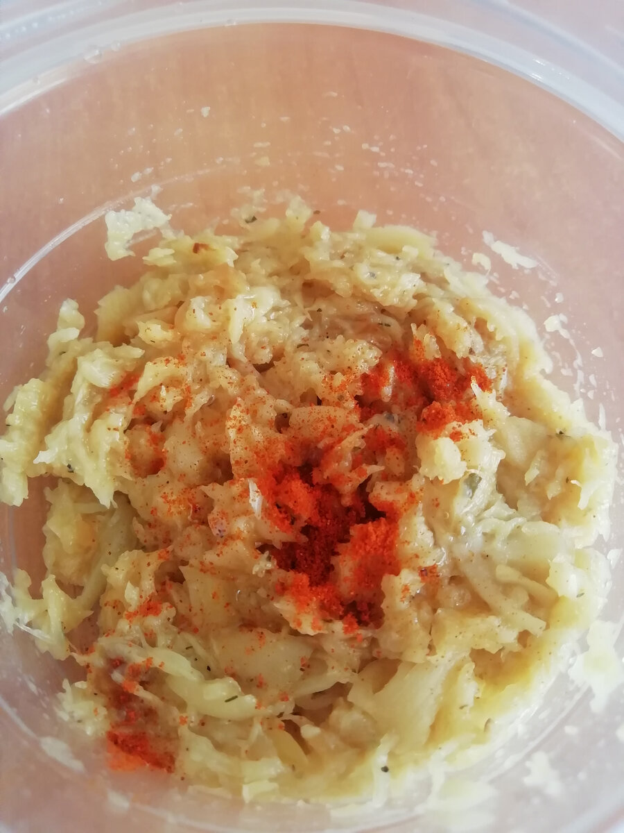 Измельченный чеснок посыпаю паприкой копченой. Она даст дополнительный вкус и аромат.