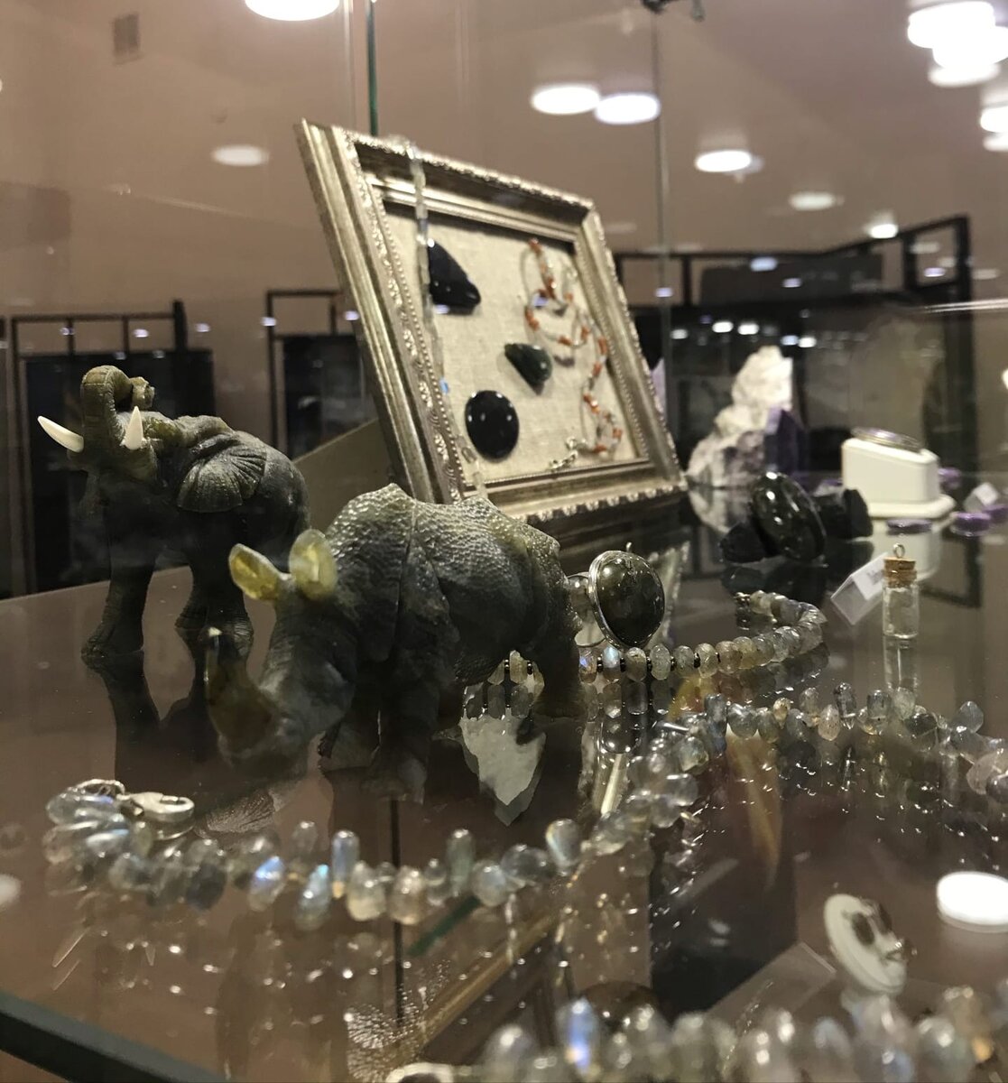 Витрина с изделиями из лабрадора. КГБУ "Музей геологии Центральной Сибири", город Красноярск 