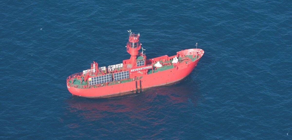 Плавучий маяк «Seven Stones». https://finisterre.com/blogs/broadcast/seven-stones-pete-geall