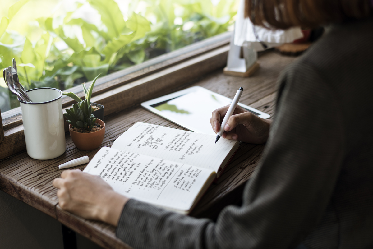 Веду дневник. Писатель пишет. Писать книгу. Человек пишет книгу. Писать Эстетика.