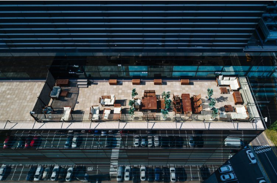 Так выглядит веранда, которую открывают с мая по октябрь. Все что стоит на веранде, арендодатель выставляет сам  совершенно бесплатно))