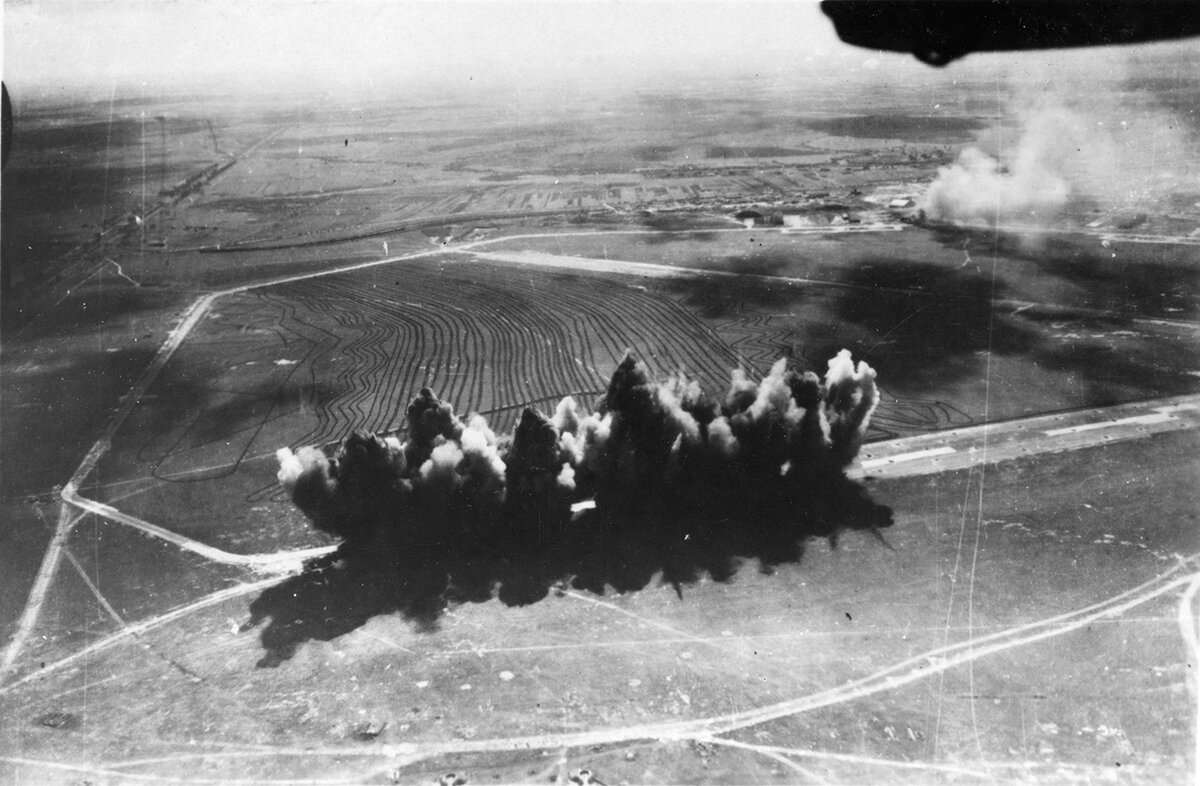 На фото бомбежка Шаталовского аэродрома немецкой авиацией. Снимки сделаны с немецких самолетов в конце июня – начале июля 1941 года.