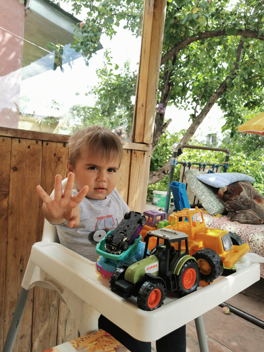 

Если коротко - то нет,заставлять не нужно.
А вот предлагать поделиться или поменяться очень даже неплохо!

Жадность до 5 лет абсолютно нормальный этап развития,который нужно принять,а не пытаться его изменить,принуждая отдавать свои игрушки,в угоду другим людям.

Жадность в 5-7 лет чаще происходит из-за:

1.    Недостаточного проявления любви, теплых чувств со стороны родителей
 2.    Ревности к своим братьям или сестрам(особенно с появлением младшего ребёнка)

3.    Стремления быть главным,доминировать

4.    Не умения налаживать контакты с другими детьми

5.    Склонности к бережливости(страх,что игрушку испортят)
