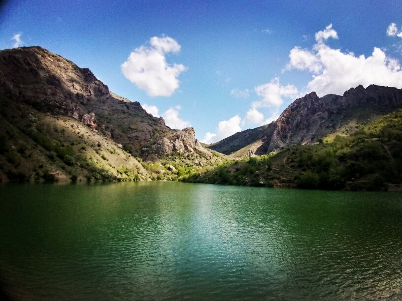 Полноводное озеро в мае.