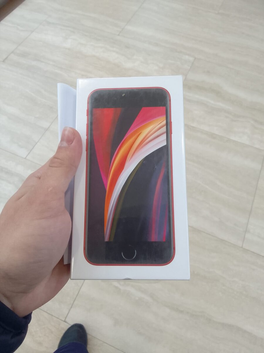 Только вышел из магазина со свежекупленным яблоком.