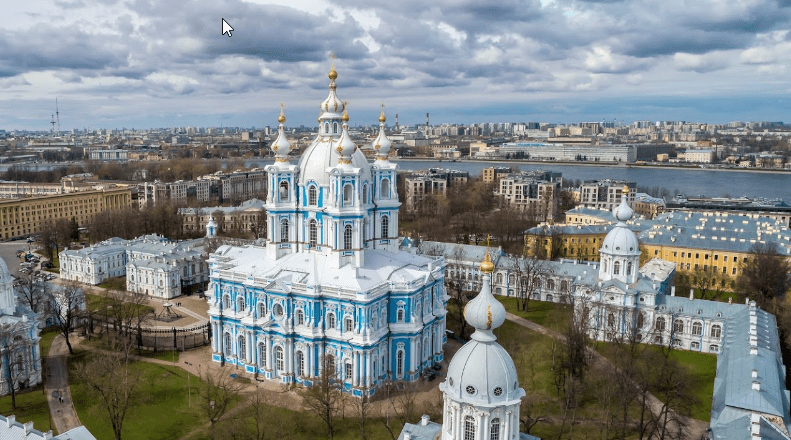 Смольный собор заложили в 1748 году. Здание вместимостью до 6000 человек и высотой 93,7 метра решили расположить в центре монастырского двора. Смольный – одно из самый высоких исторических зданий Северной столицы (самое высокое – Петропавловский собор в 122,5 метра). Фото: «Открытый город». Строительство велось с небывалым размахом, финансирование из казны было щедрым и регулярным. Смольный Воскресенский собор – одна из самых живописных построек Санкт-Петербурга и часть архитектурного ансамбля Смольного монастыря, который создали по желанию императрицы Елизаветы Петровны, дочери Петра Великого.
Собор возводили на протяжении 87 лет, и это стало рекордно долгим сроком строительства
До основания Санкт-Петербурга на левом берегу Невы, около ее излучины, располагалось старинное село Спасское. При Петре I, к 1725 году, на этом месте устроили большой Смольный двор, где хранили смолу и варили деготь для постройки судов.
Рядом с ним был выстроен дворец для дочери Петра Великого, Елизаветы, будущей императрицы, вошедшей на российский престол в 1741 году. Здесь она провела свои юные годы и здесь же впоследствии захотела учредить монастырь, в составе которого были бы храм, домовые церкви, колокольня и институт для девушек благородного происхождения. В 1744 году в Смольном дворце случился пожар, еще спустя два года его разобрали, а территорию расчистили для нового строительства.
  В 1751 году, когда были завершены подготовительные работы и установлены фундаменты, началось непосредственное возведение собора, щедро финансируемое из государственной казны. Над воплощением проекта в жизнь ежедневно трудились тысячи солдат и мастеровых, строительство продвигалось достаточно быстро.
   Но в 1757 году Россия вступила в Семилетнюю войну, что потребовало отвлечения финансирования на военные нужды. Строительные работы замедлились, а после смерти императрицы Елизаветы Петровны в 1761 году и вовсе прекратились.
Архитектура Смольного собора
Франческо Растрелли в 1762 году вернулся в Италию. После его отъезда главным архитектором назначили Ю. Фельтена, помощника Растрелли еще по сооружению Зимнего дворца. Он работал в Смольном с 1765 по 1775 годы, выпавшие на царствование Екатерины II.
   Между тем, сам собор оставался недостроенным на протяжении почти 70 лет, что постепенно ухудшало его состояние.
   Продолжили достраивать храм лишь в конце 1820-х годов по распоряжению императора Николая I. Утвердили переработанный проект русского архитектора Василия Стасова по рисункам самого Растрелли
Собор освятили во имя Воскресения Христова в 1835 году
Здесь самая высокая смотровая площадка Санкт-Петербурга, с которой открывается панорама излучины Невы, Смольного ансамбля, вид на Большеохтинский мост, Эрмитаж и другие достопримечательности....

Все иконы и ценные предметы внутреннего убранства были разграблены после закрытия собора в 20-х годах прошлого века. Сейчас из реликвий в Смольном соборе хранятся иконы, написанные русским живописцем Алексеем Венециановым:
Воскресение Христово
Введение во храм Пресвятой Богородицы
   История существования  
На протяжении всего времени своего существования Смольный собор выступал в разных ролях.

Учебный храм
С 1764 по 1917 годы в стенах Смольного монастыря действовал институт благородных девиц – первое в России женское учебное заведение. Сразу после своего основания, при императрице Екатерине II – преемнице Елизаветы Петровны, заведение именовалось «Императорское воспитательное общество благородных девиц».

В 1796 году его взяла под свое ведение императрица Мария Федоровна, супруга Павла I, основав благотворительное Ведомство учреждений. В 1806 году для воспитанниц выстроили отдельное здание — Смольный институт, который стал еще одной частью монастырского комплекса.

Внутреннее убранство Смольного собора
По распоряжению Николая I возведенный Смольный собор стал храмом учебных заведений. В память о его освещении отлили медаль с изображением собора и образом Христа, благословляющего детей.

На алтарной стене указали названия учебных заведений, которые входили в Ведомство, учрежденное Марией Федоровной. Учащиеся принимали участие в ежегодных торжественных богослужениях.

Сейчас в зданиях монастырского комплекса располагаются филиалы различных высших учебных заведений Санкт-Петербурга


