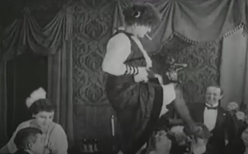 Кадр из фильма "Антошу корсет погубил" (1916)