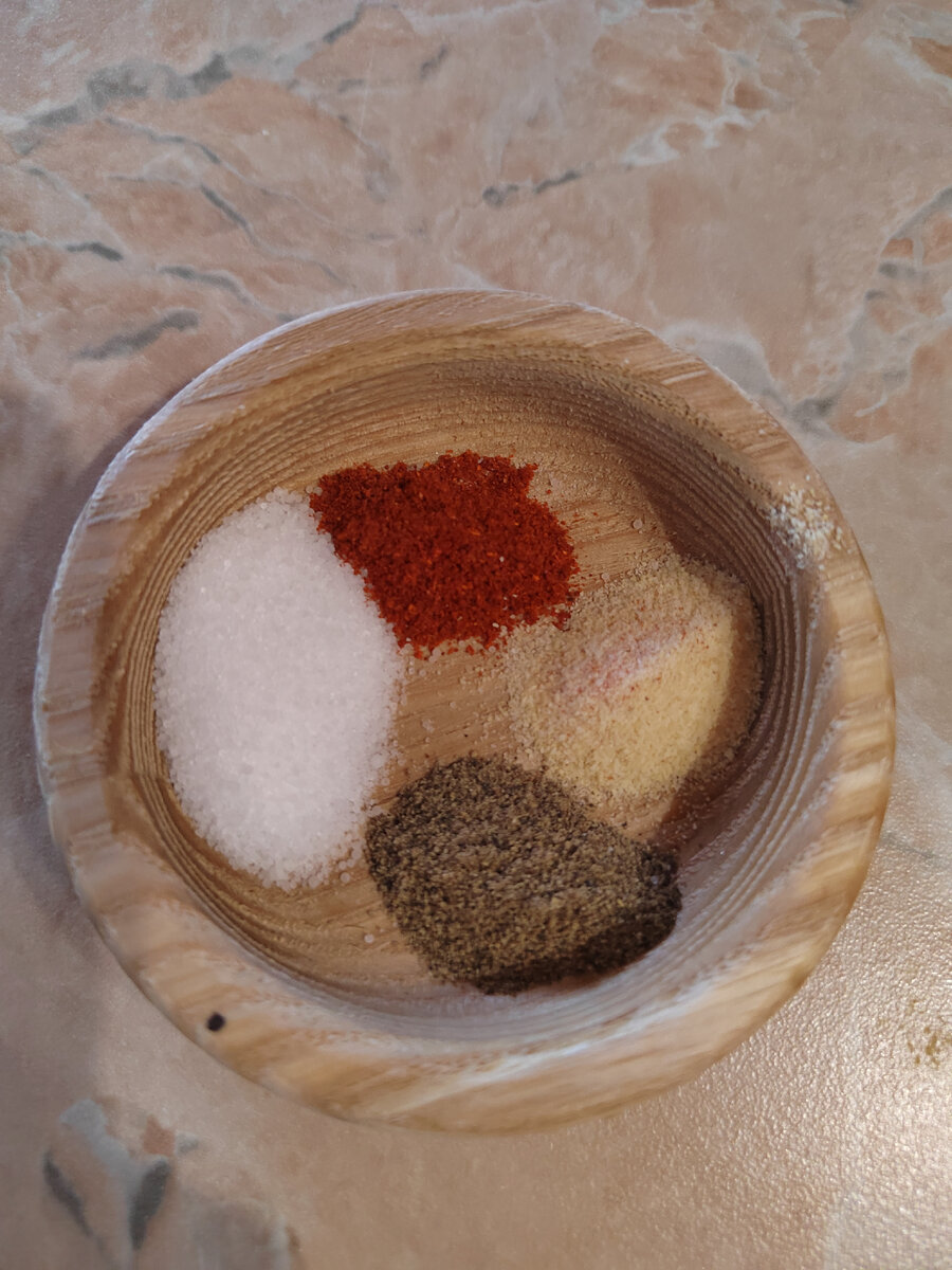 Соль, перец, чеснок и копчёная паприка.