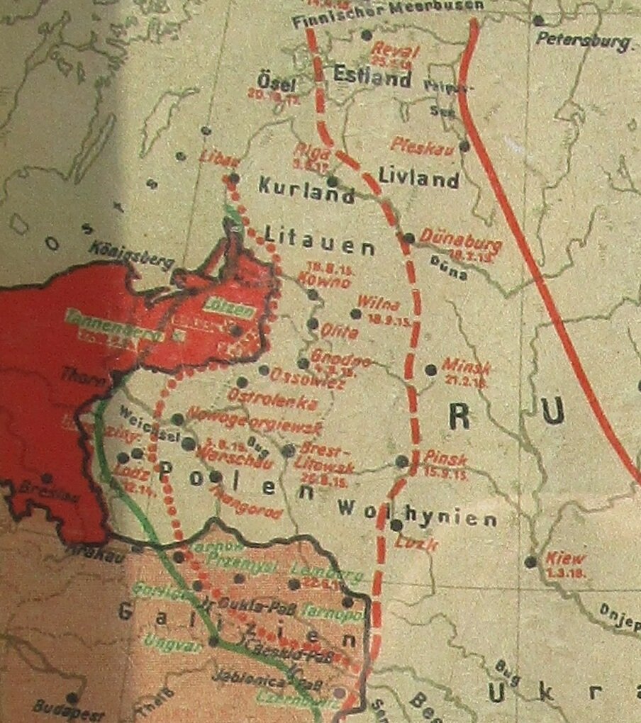 Фрагмент карты боевых действий в Первую мировую войну. Хорошо видно, как различные части Российской, Прусской и Австро-Венгерской империй вдавались глубоко в территорию друг друга. Восточная Пруссия с Кенигсбергом также была выступом далеко на востоке. 
