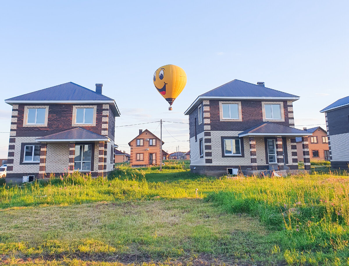 Вот такую красоту недавно наблюдали около дома. В квартире мы их тоже видели, но в разы меньше, а тут - огромный воздушный шар, который делает "пых-пых" :)